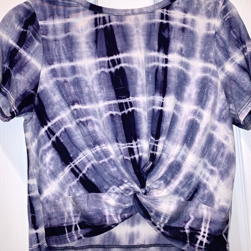 Gaze Tie-Dye Knotted Crop Top